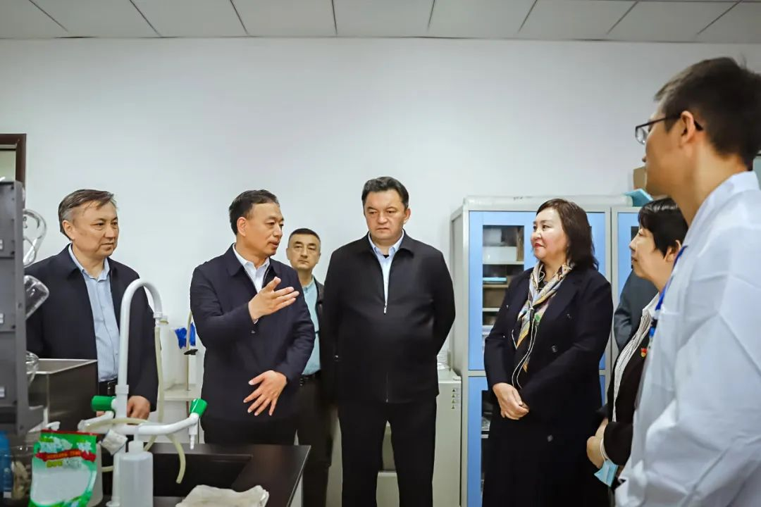 杨秀理叶尔夏提吐尔逊拜到伊犁师范大学走访调研