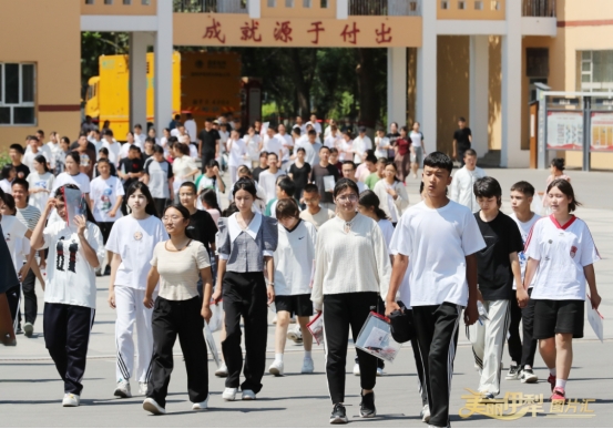 伊犁州2025年中考圆满落幕——奋斗无终点,梦想不止步!_政务动态_伊犁哈萨克自治州人民政府