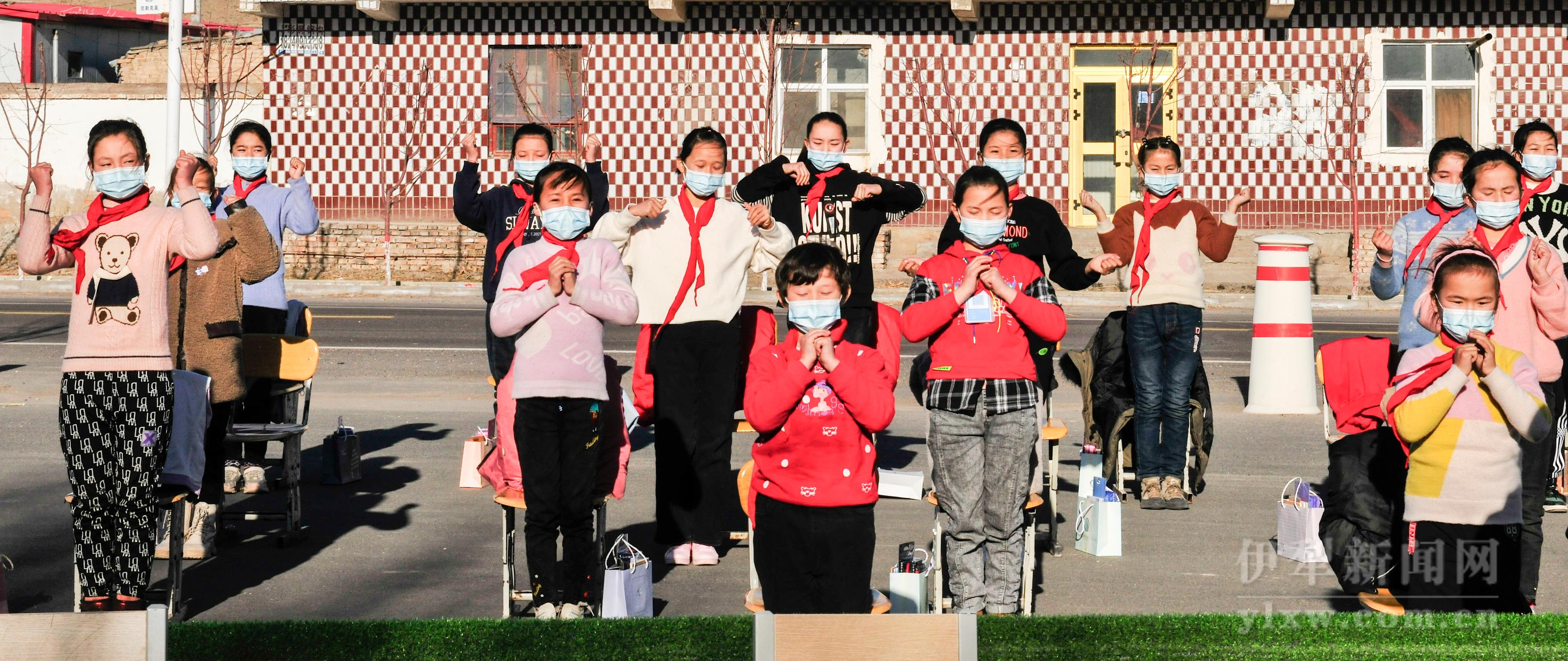 同学们以手操的方式表示感谢.JPG