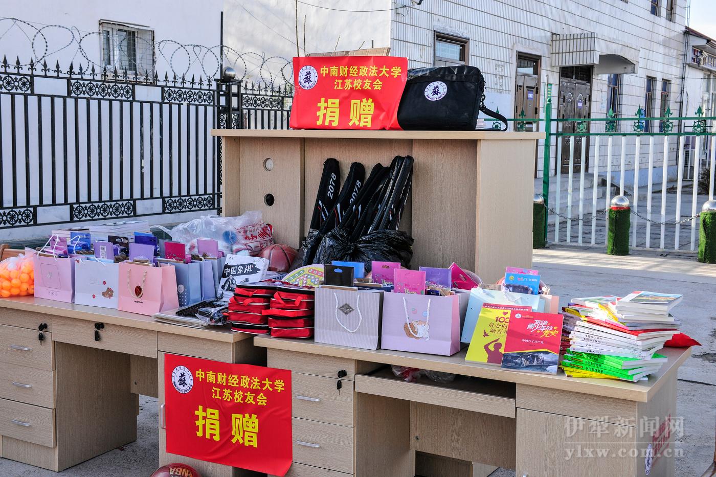 捐赠的部分教学及学习用品.JPG