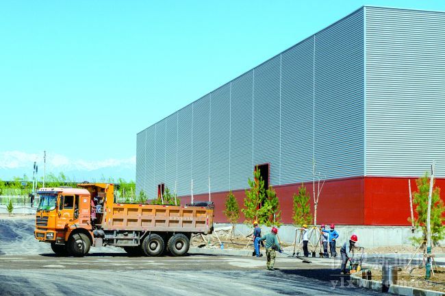 建设中的新疆凯沃国际科技股份有限公司纺熔复合非织造布产业项目厂房    孙艺男摄