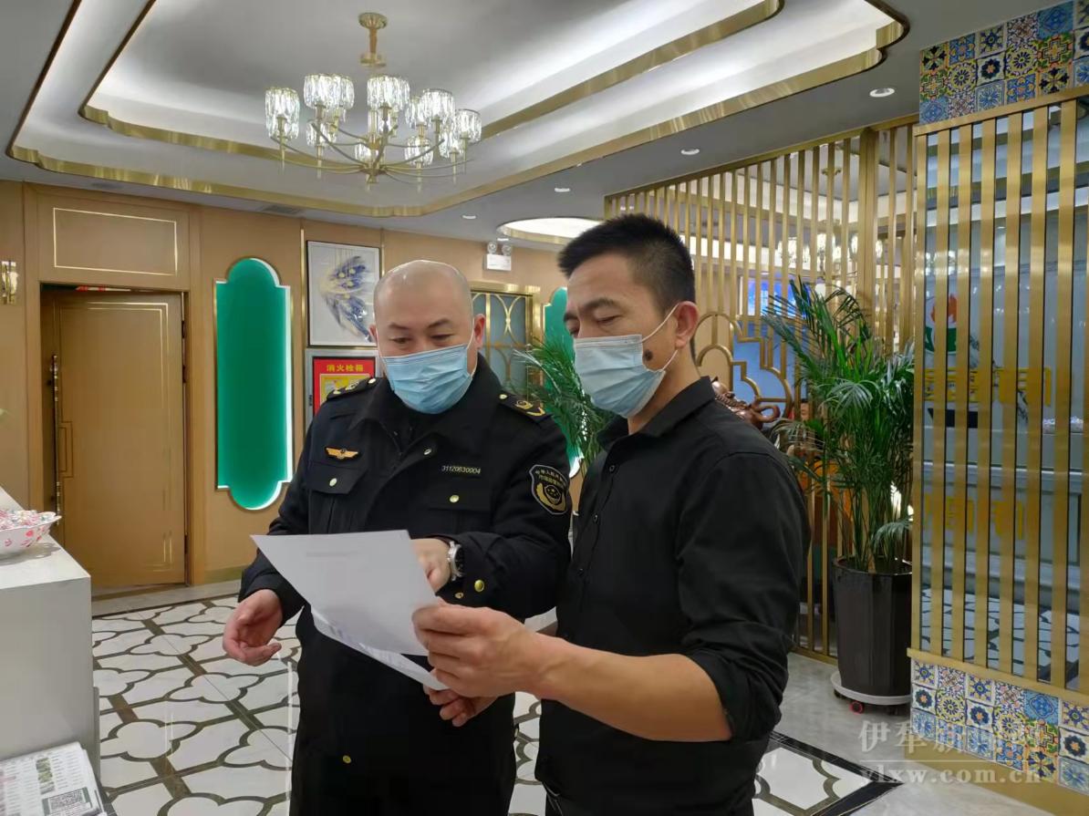 执法人员向餐饮单位负责人宣传食品安全相关法律法规.jpg