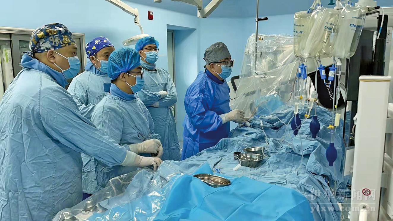 一台特殊的手术一场温暖的救治伊犁州新华医院用高超医术守护患者生命