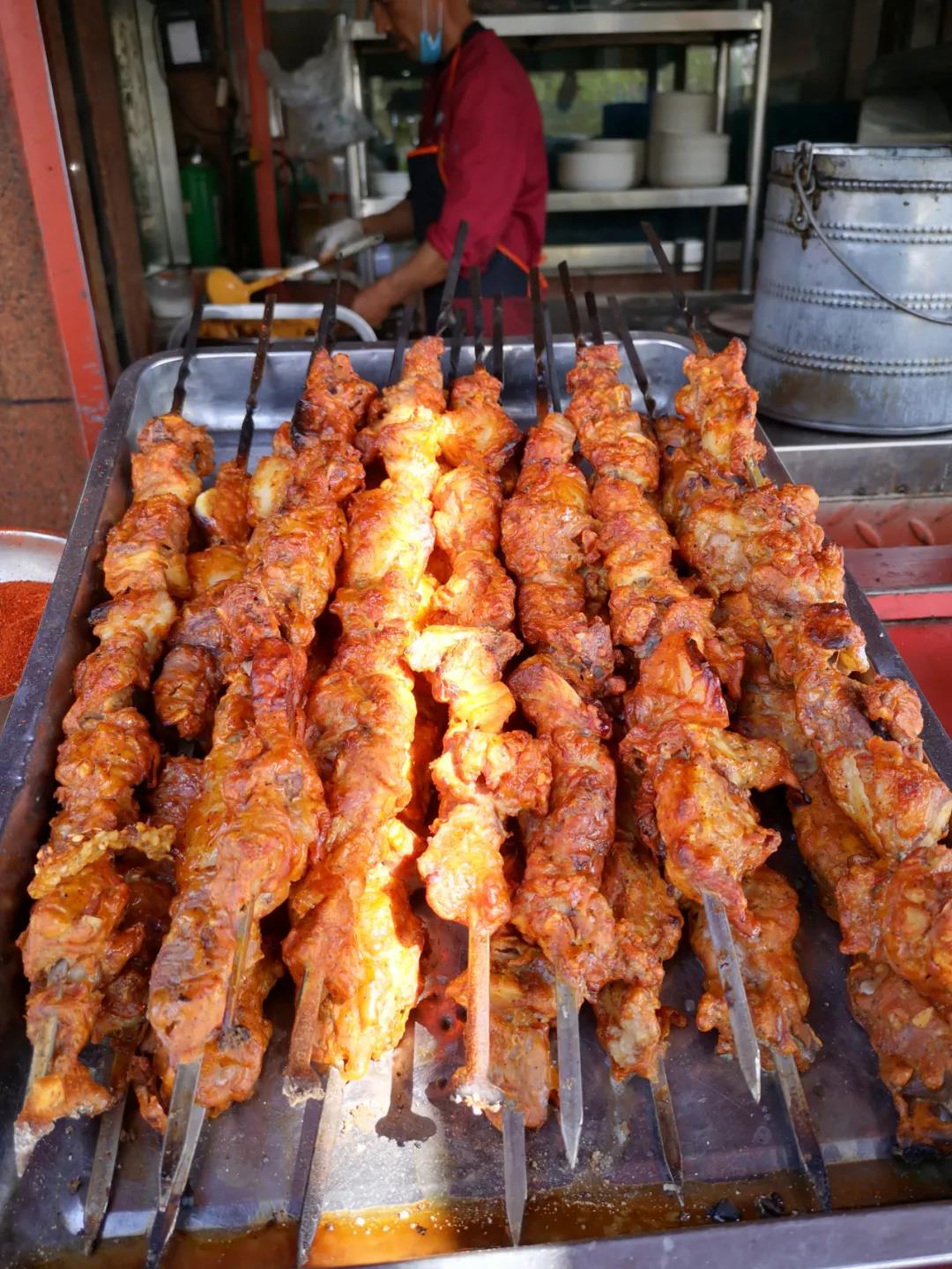 伊犁的三大好吃的美食烤肉过油肉拌面和面肺子